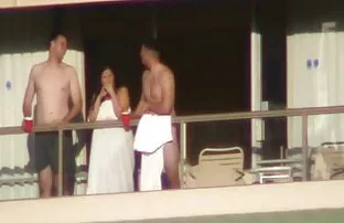 XXX Le ragazze in vecchie porche mature piscina.