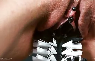 XXX Massaggiatore mangia sperma mature e porche per i suoi clienti