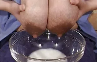 XXX Ho preso un pezzo roccioso di attrezzature porcellone mature con me in bagno e finito sul pavimento