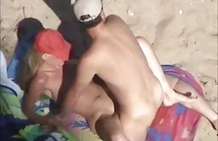 XXX Ha incoraggiato la bionda a succhiare due mature italiane porche