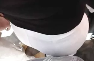 XXX La donna che fuma vecchie porche nude in un caffè ti permette di chiudere la gonna